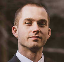 Thomas Whitfield, trading analyst and crypto market expert, portrait.